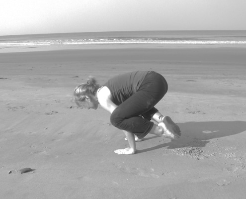 Yogaübungen am Strand in Goa