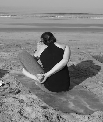 Yogaübungen am Strand