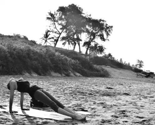 Yoga am Strand in Goa