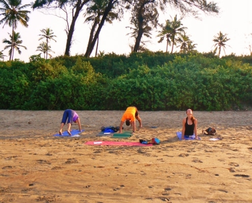 Yoga am Strand in Goa